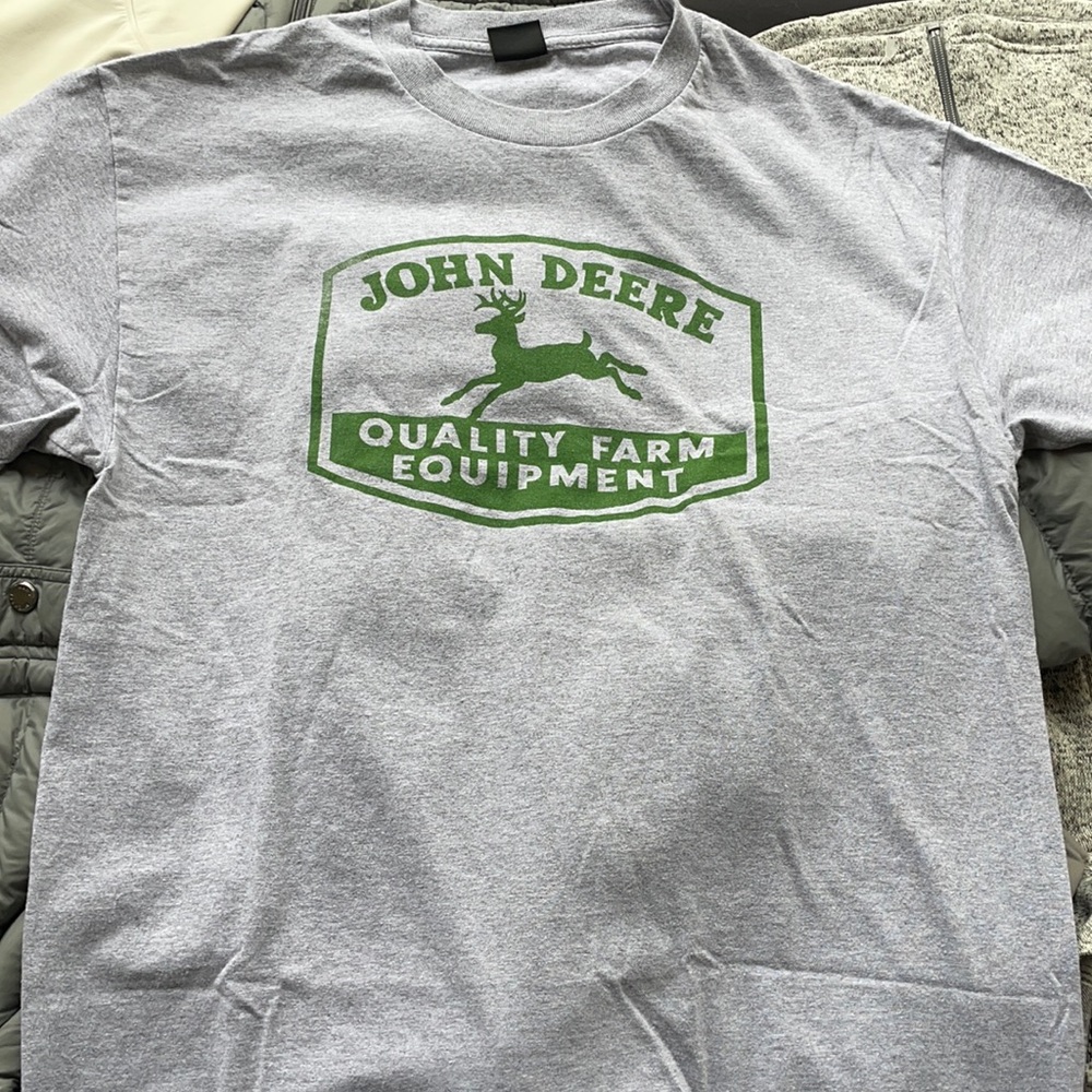 Men’s Size Large John Deere Grey T-shirt. Quality Farm Equipment. Green print.